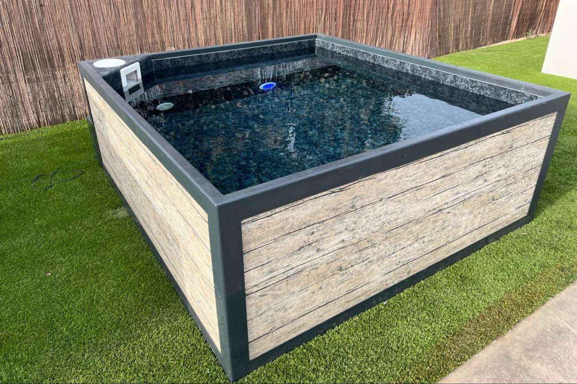 La presentación de modelos con descuento de Esencial Pool para el Black Friday