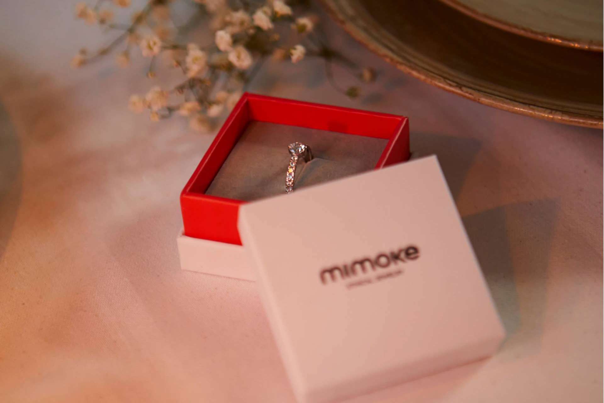 Un anillo de compromiso es una buena opción de regalo navideño