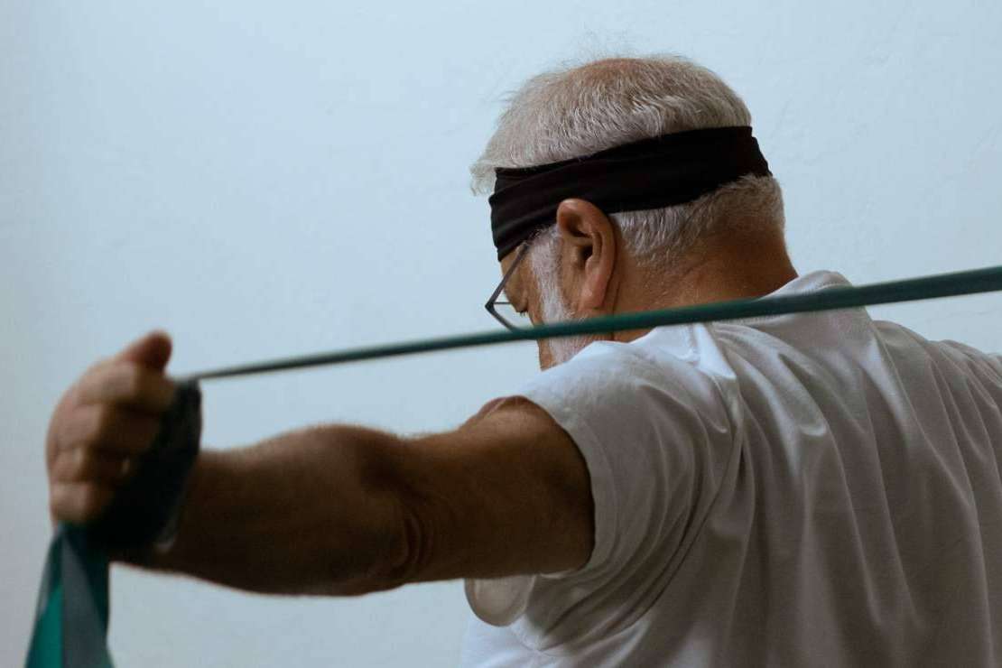 La importancia de entrenar la fuerza en personas mayores de 60 años, con Muévete Conmigo