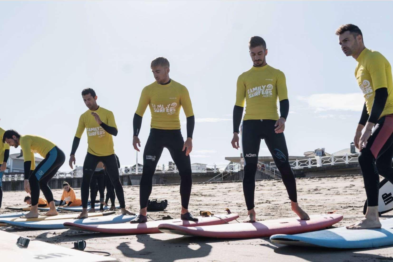 Los vuelos a Salinas permiten a los amantes del surf disfrutar de todo lo que ofrece Family Surfers - Surfcamp Las Dunas