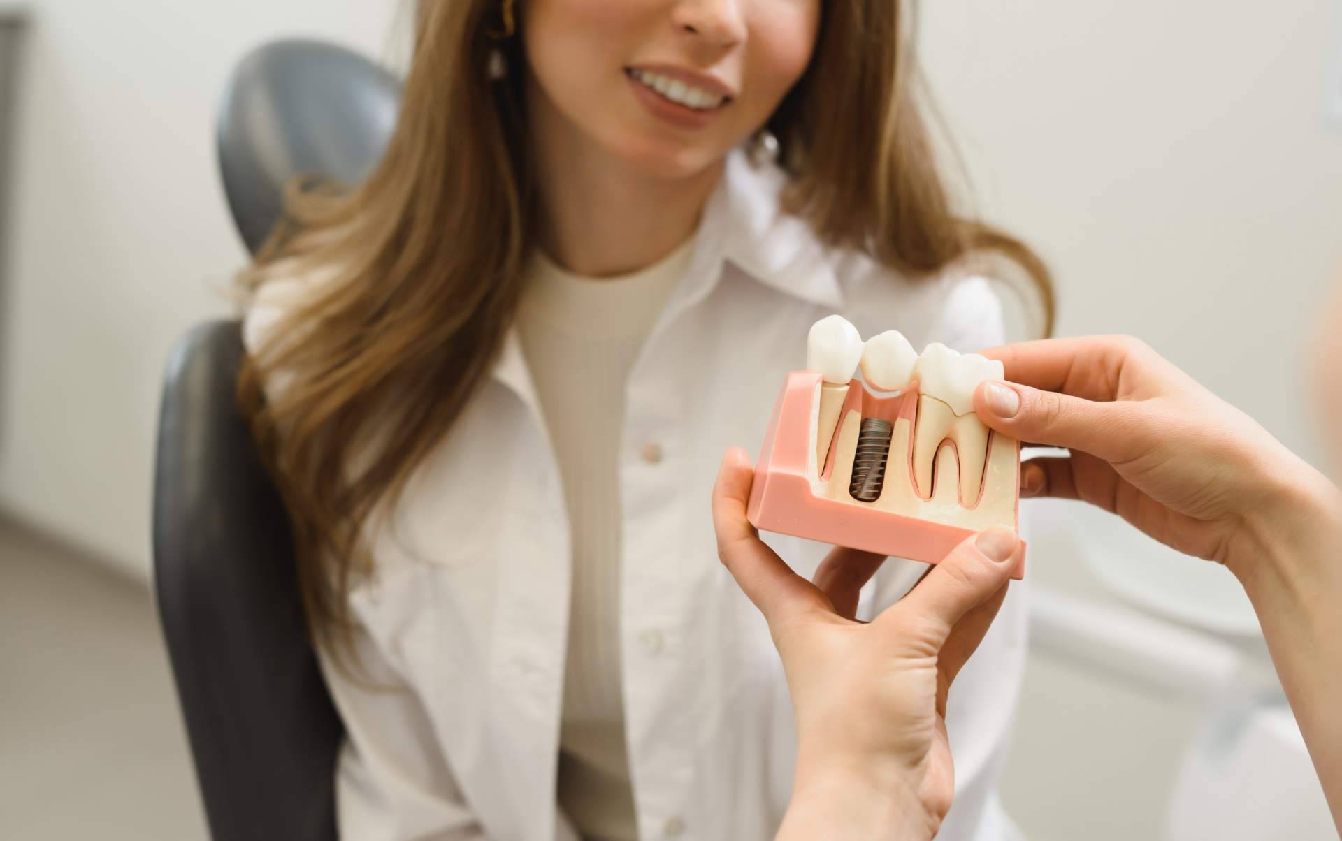 ¿Qué tipos de implantes dentales existen?, por Bucalia