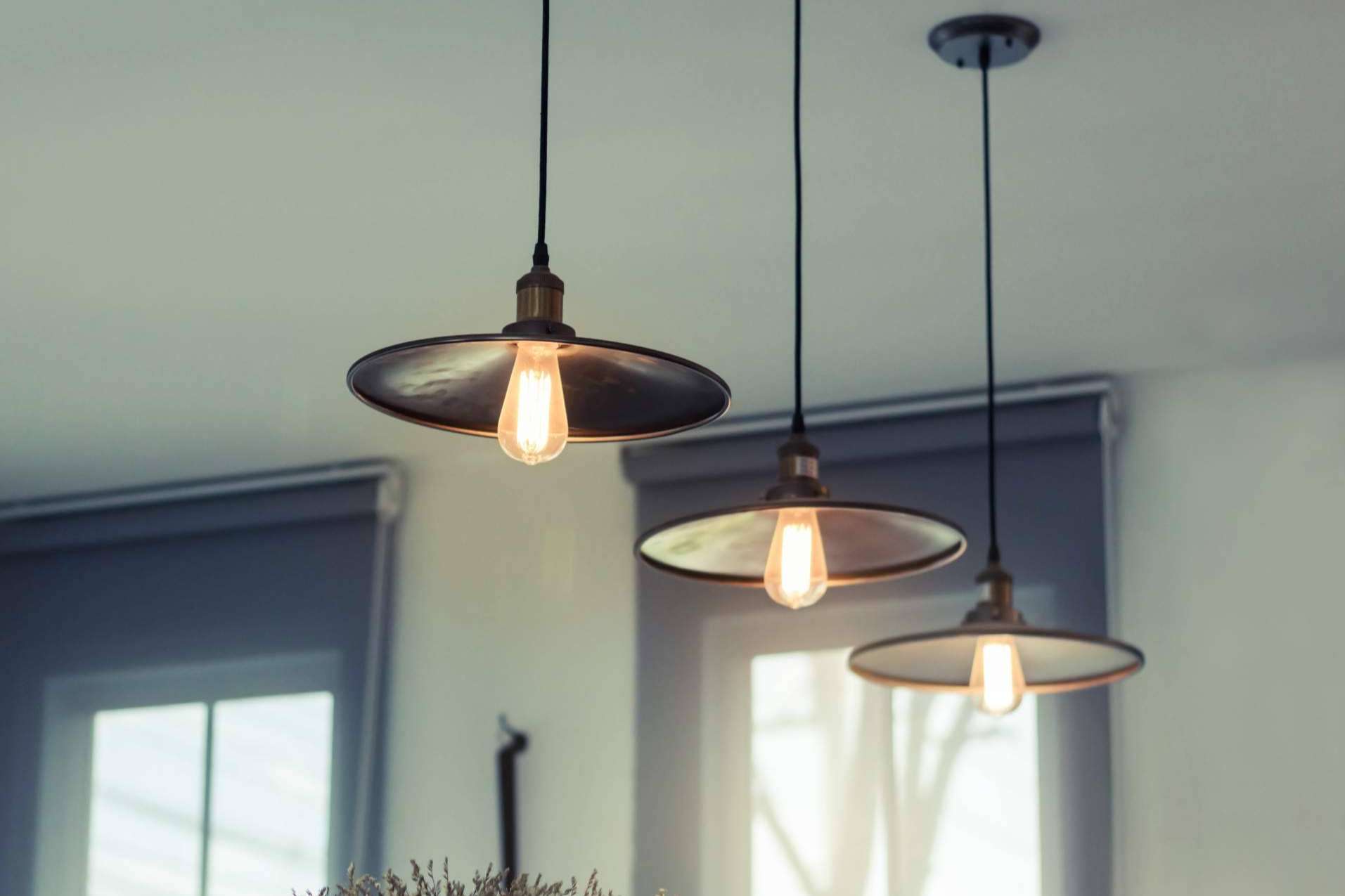 Ledeco Iluminación dispone de lámparas colgantes de diferentes estilos para decorar las estancias