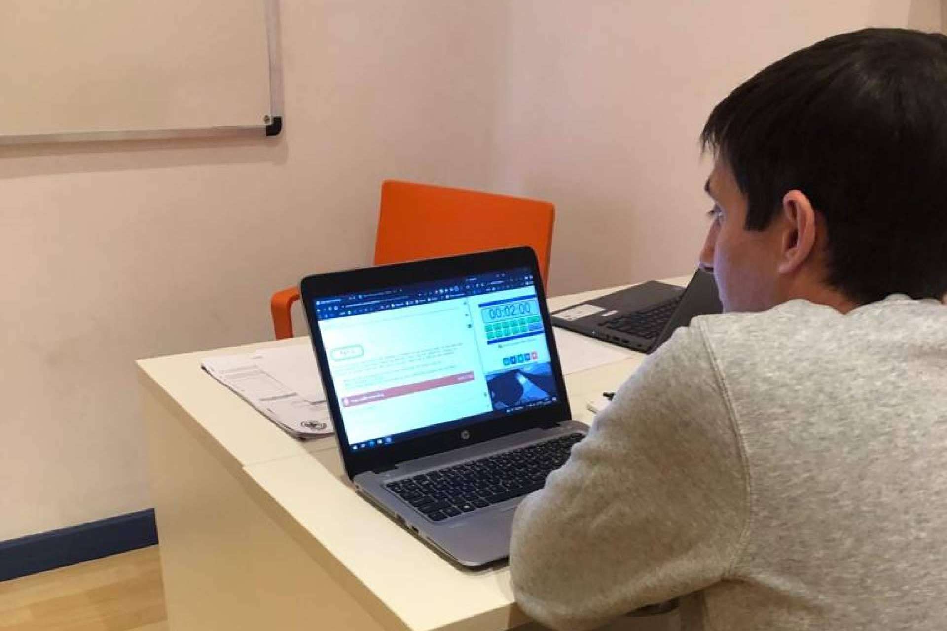 Examen Aptis, el título oficial de inglés que se puede conseguir en 4 meses