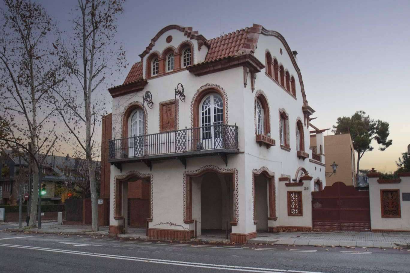 Encontrar fincas modernistas con la inmobiliaria Finca Regia Real Estate