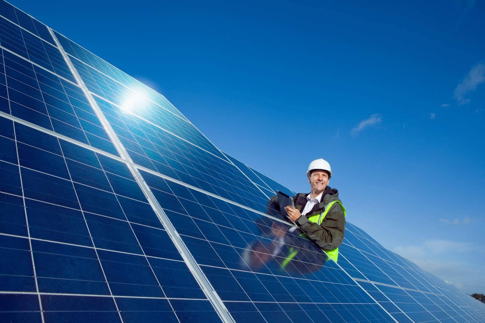Rentabilizar el espacio poniendo placas solares en un solar