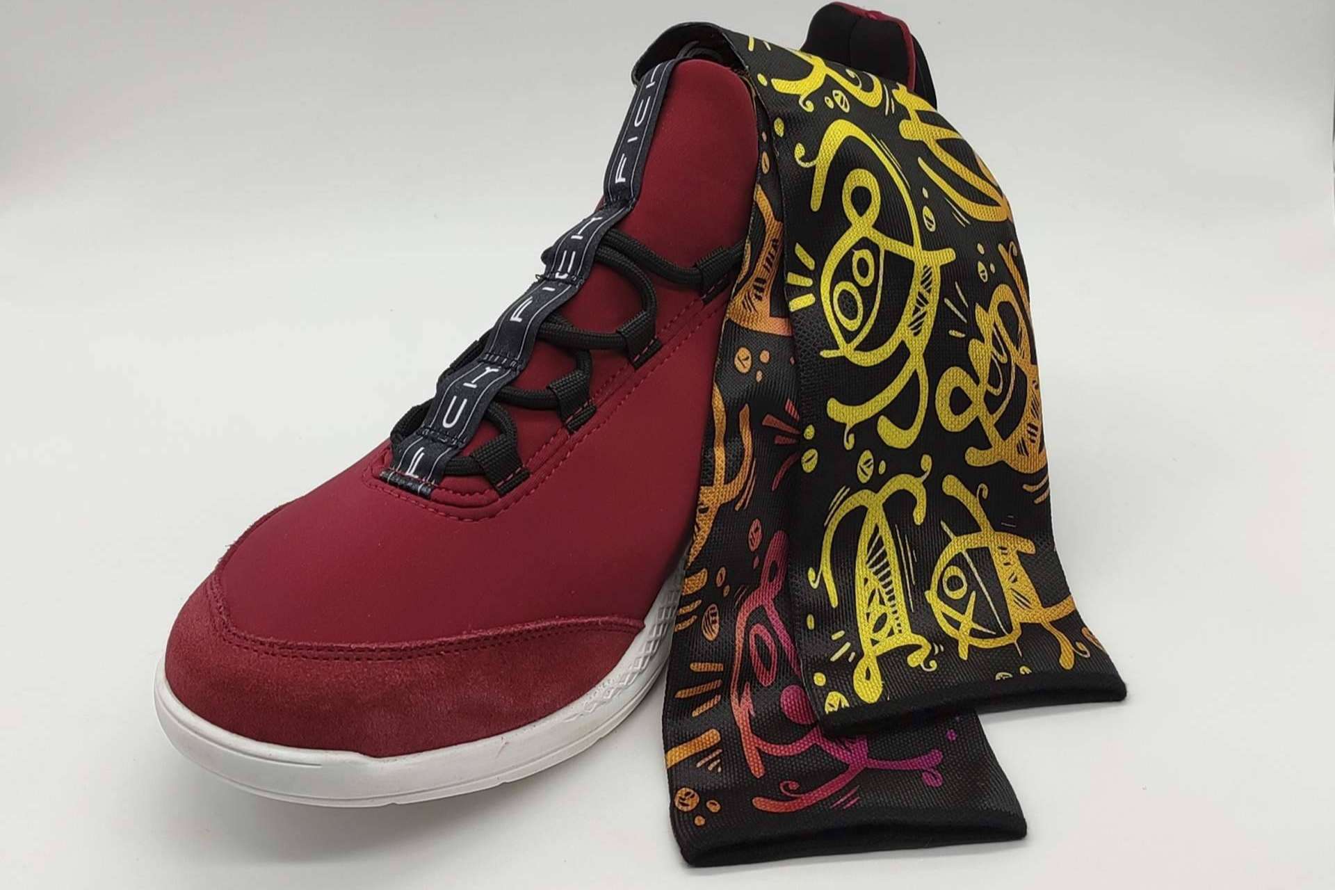 ISOKISI permite crear calcetines tie dye únicos