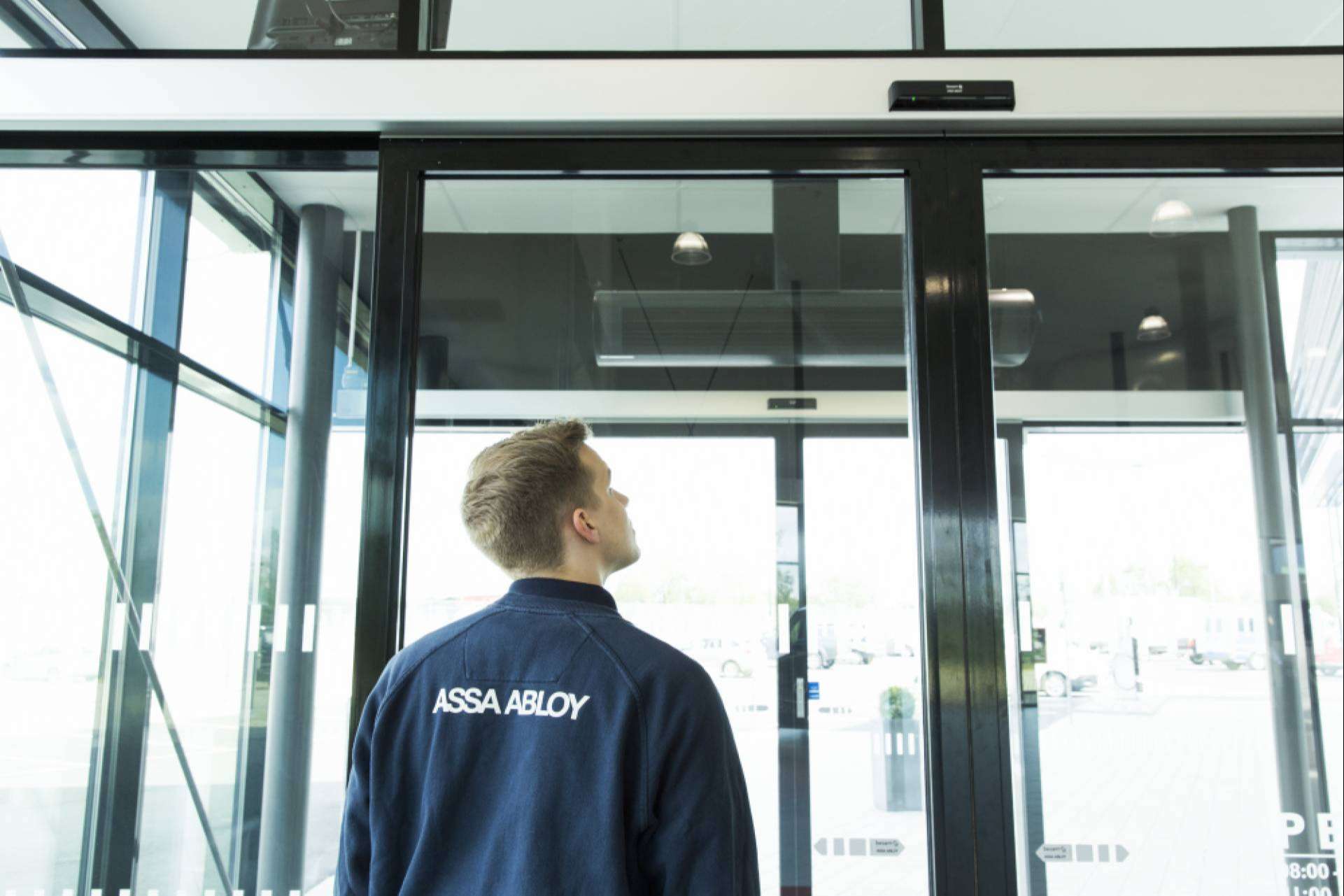 Resolución de averías y mantenimiento de puertas automáticas en ASSA ABLOY