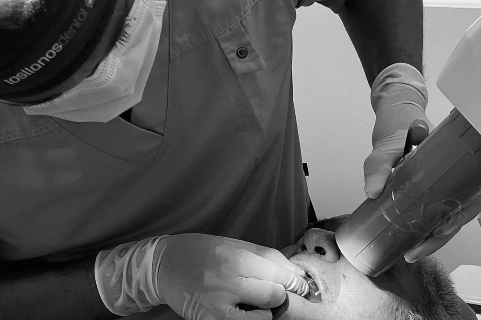 Servicios y tratamientos dentales efectivos que mejoran la sonrisa de los pacientes con Los Llanos Dental