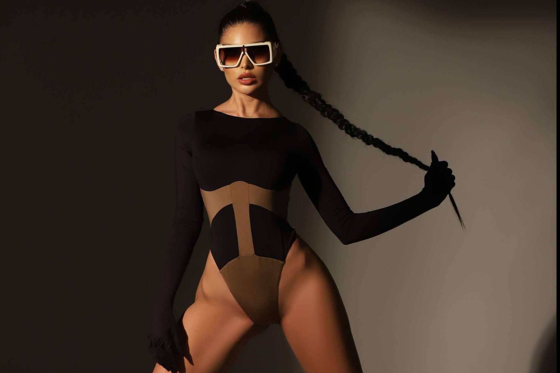Elizabeth Requena diseñadora y CEO de la firma lanza su propuesta emergente Naandco swimwear