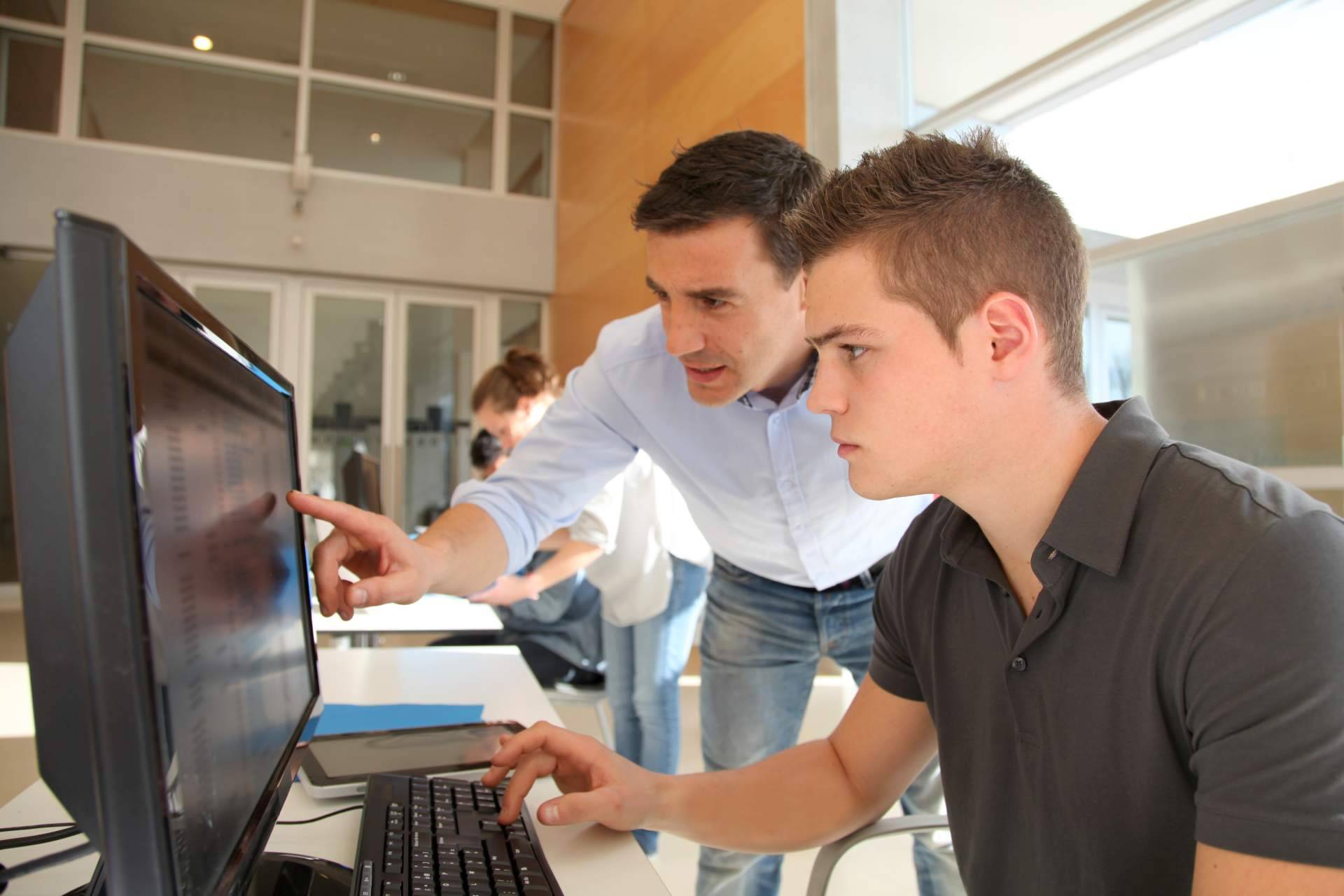 EEP iGroup presenta su Grado Superior de Administración y Finanzas