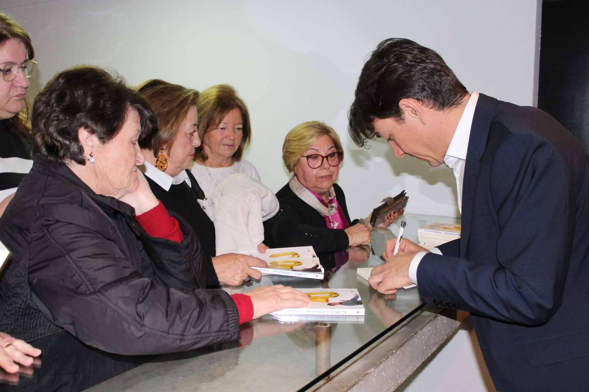 La presentación del libro 'Las 10 claves del bienestar' acoge a más de 200 personas