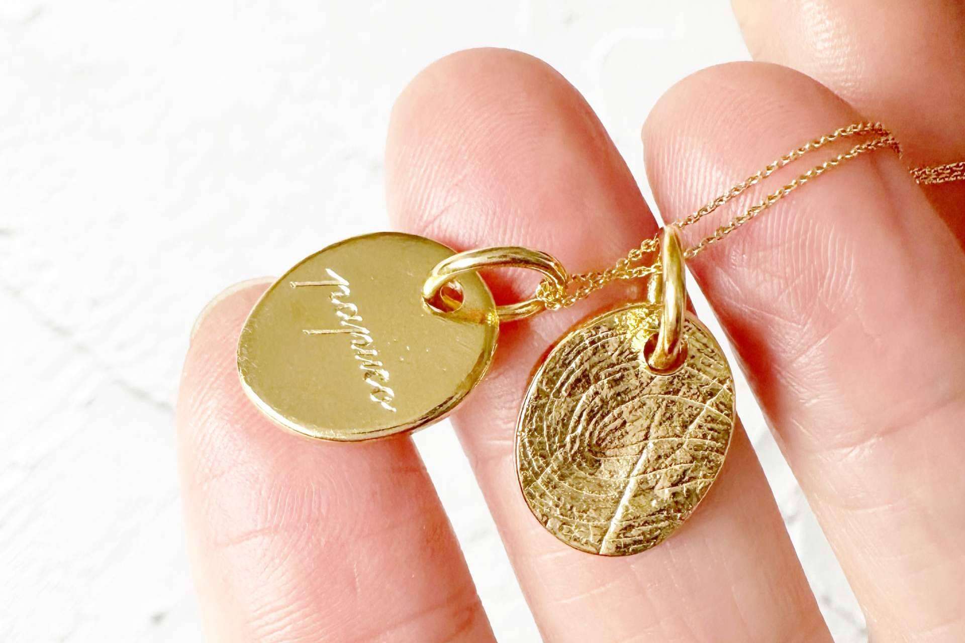 Dejando Huella presenta la última colección de joyas personalizadas con huellas dactilares y texturas de piel