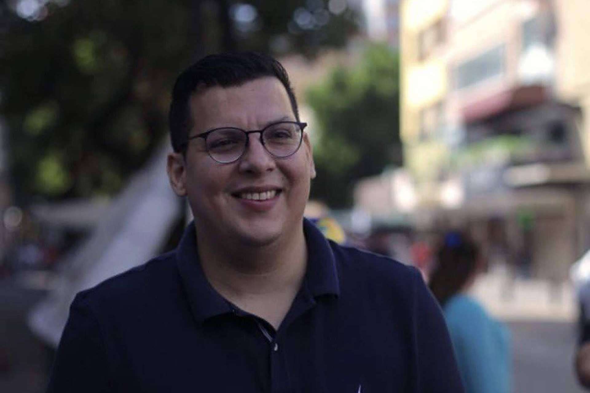 Vox Populi HN recibe a 'Garabato Studio', el creativo caricaturista Luis Barahona