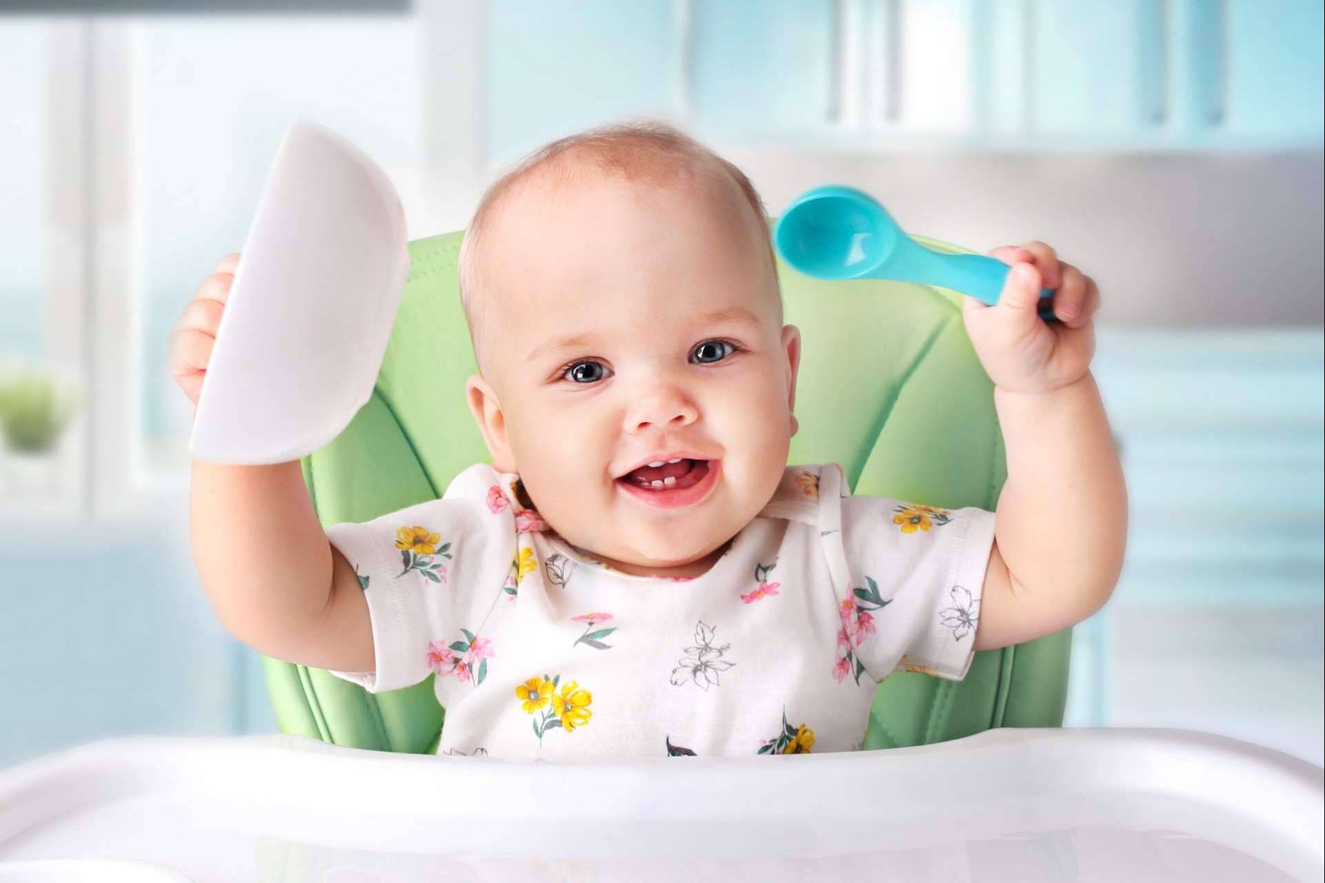 La marca de moda sostenible Baúl de Algodón y sus baberos para bebé ecológicos