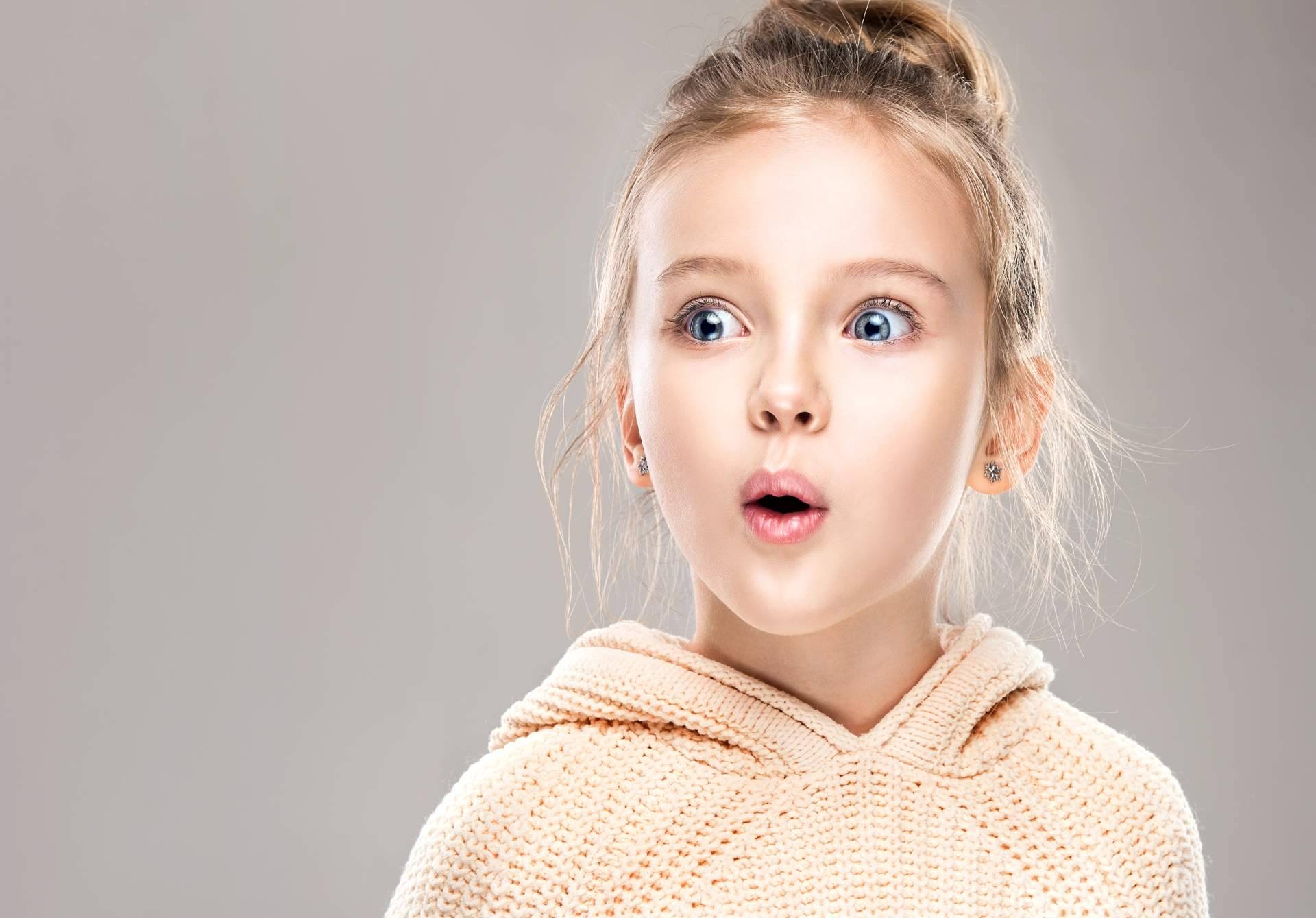 Casi la mitad de los niños que les hace falta gafas, ¡no las llevan!