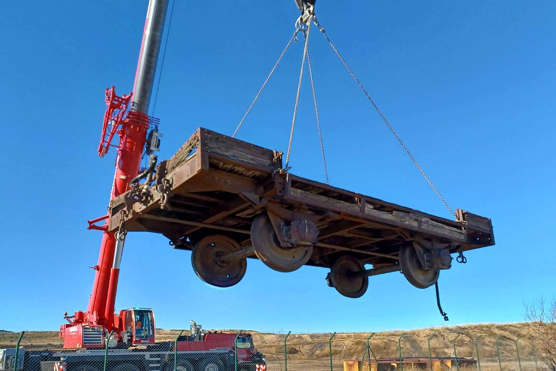 La Fundación del Patrimonio Ferroviario preserva dos históricos vagones de ENDESA
