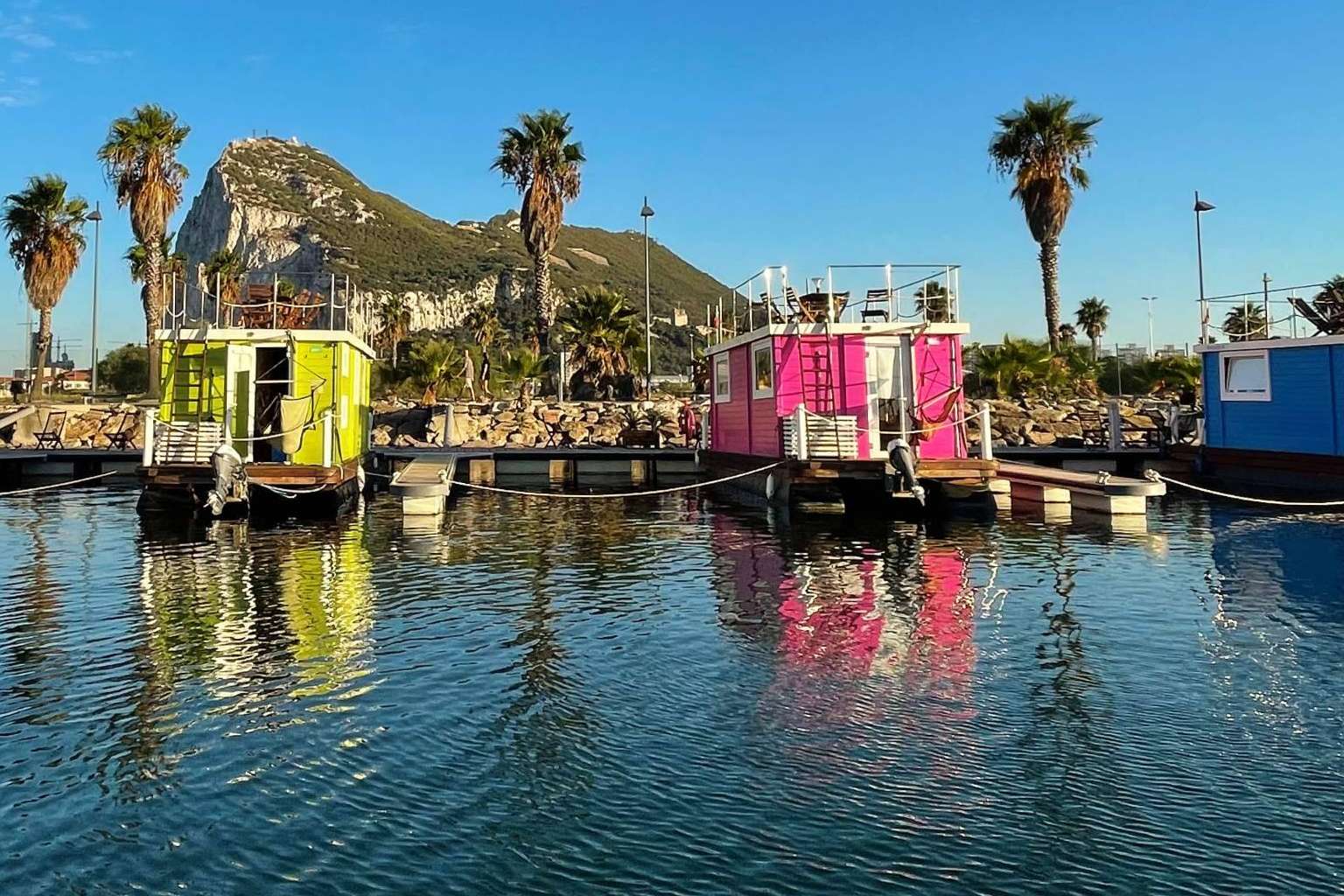 Disfrutar de las ventajas del contacto con el agua hospedado en una casa flotante