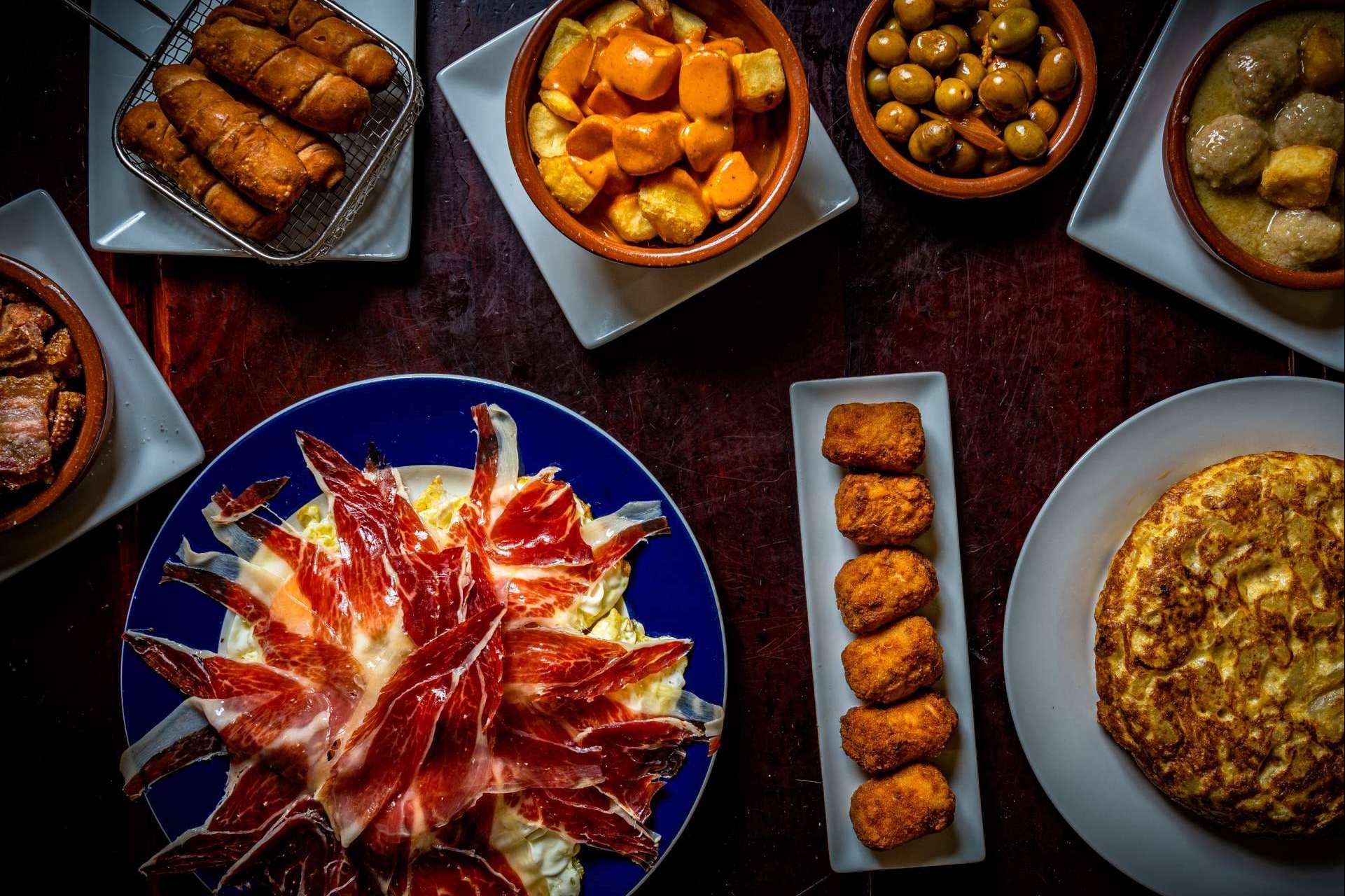 Una taberna en Madrid mantiene viva en cada plato la gastronomía tradicional española, La Taberna La Copla