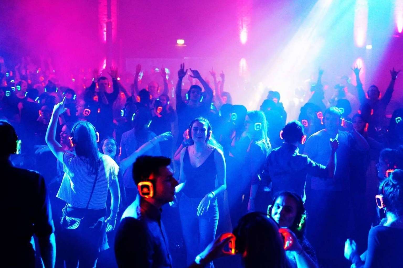 La Mega Silent Disco Gavá Playa, la fiesta de San Juan que tendrá 3 escenarios, 10 artistas con música, artes visuales y gastronomía