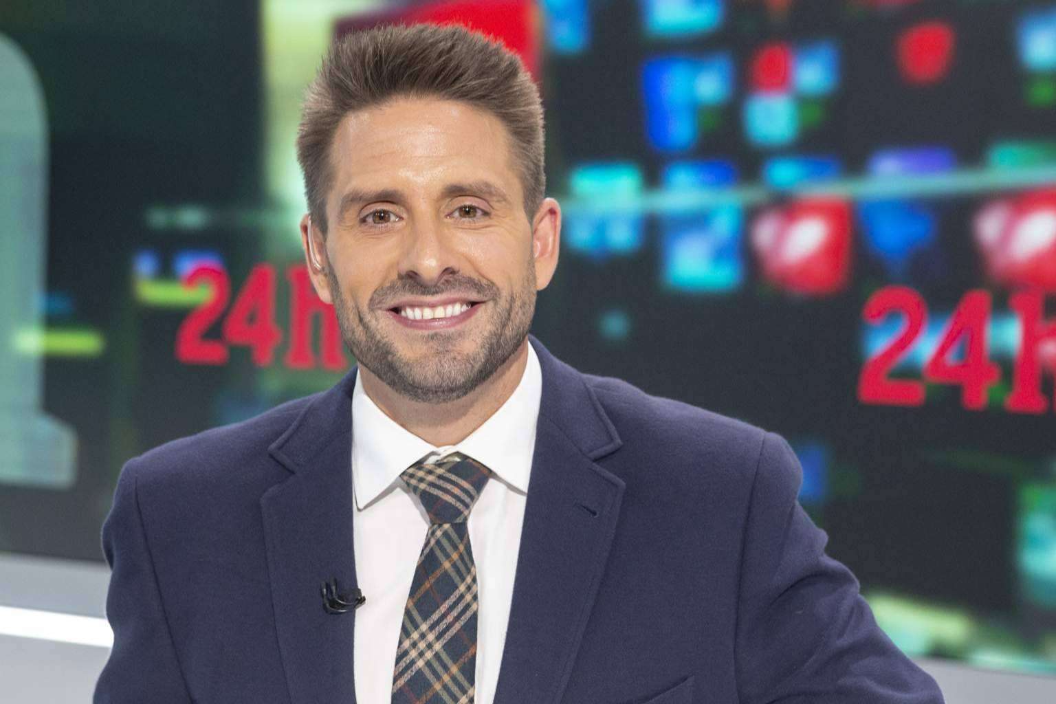 Àngel Pons, el presentador de noticias de TVE que destaca por su versatilidad y enfoque creativo