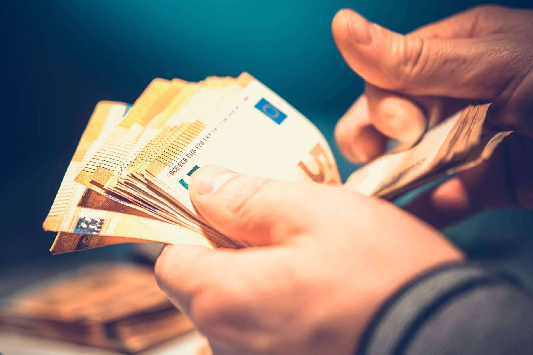 El papel de un detective para investigar el patrimonio real de una persona, por CTX Detectives Privados