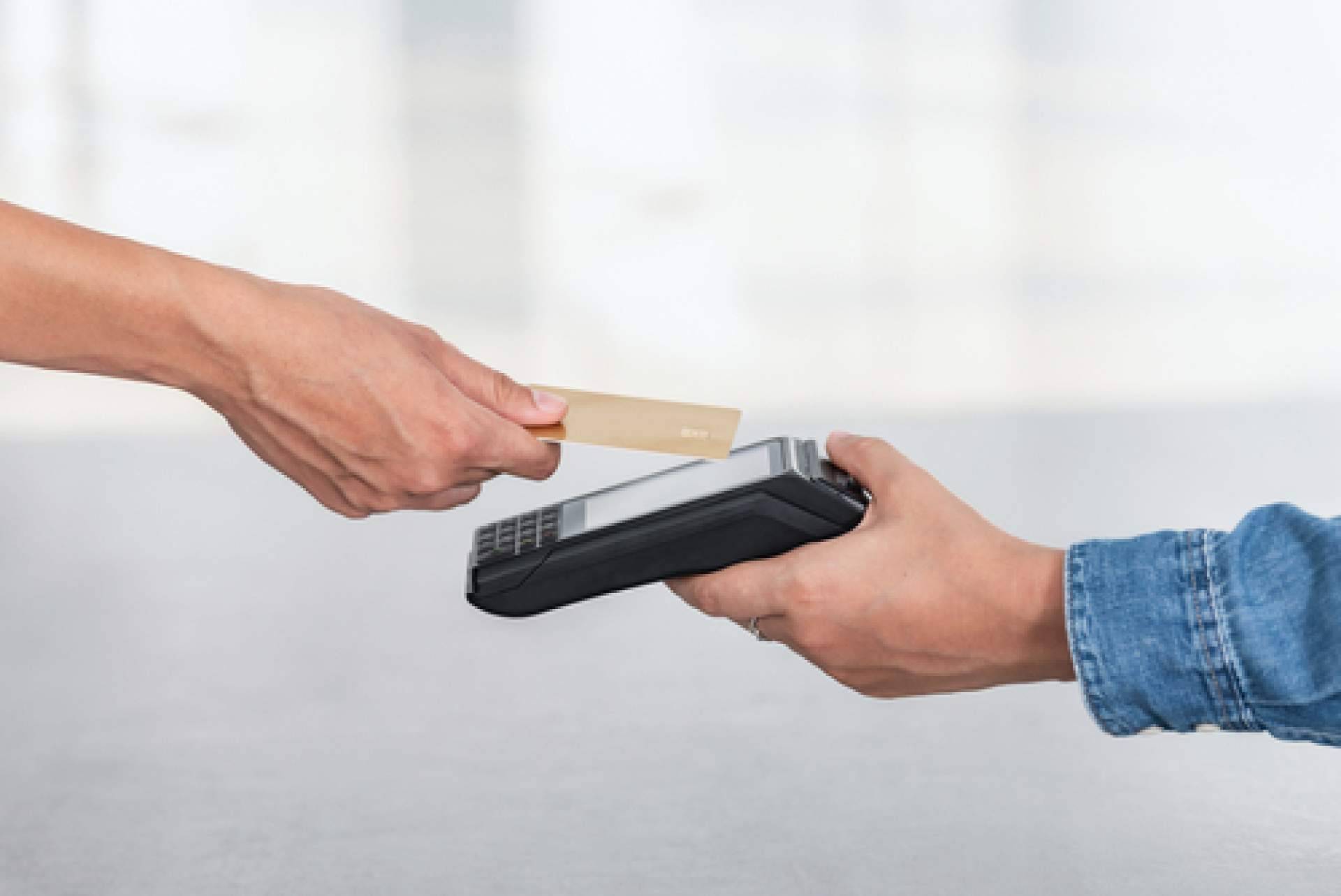 ¿Cómo se puede diferenciar una tarjeta de crédito convencional de una tarjeta revolving?