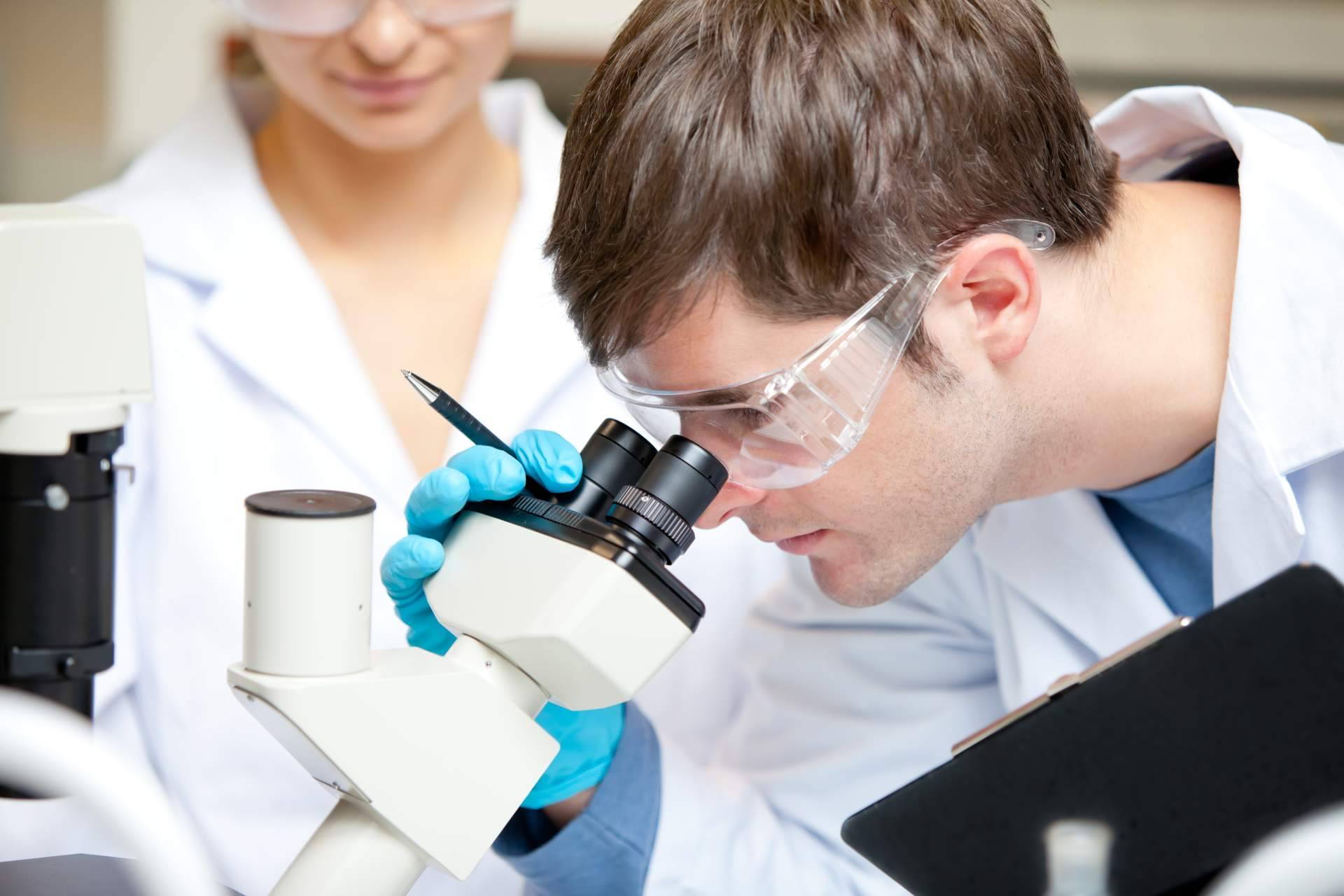 Todos los requisitos para estudiar laboratorio clínico y biomédico, por EEP iGroup