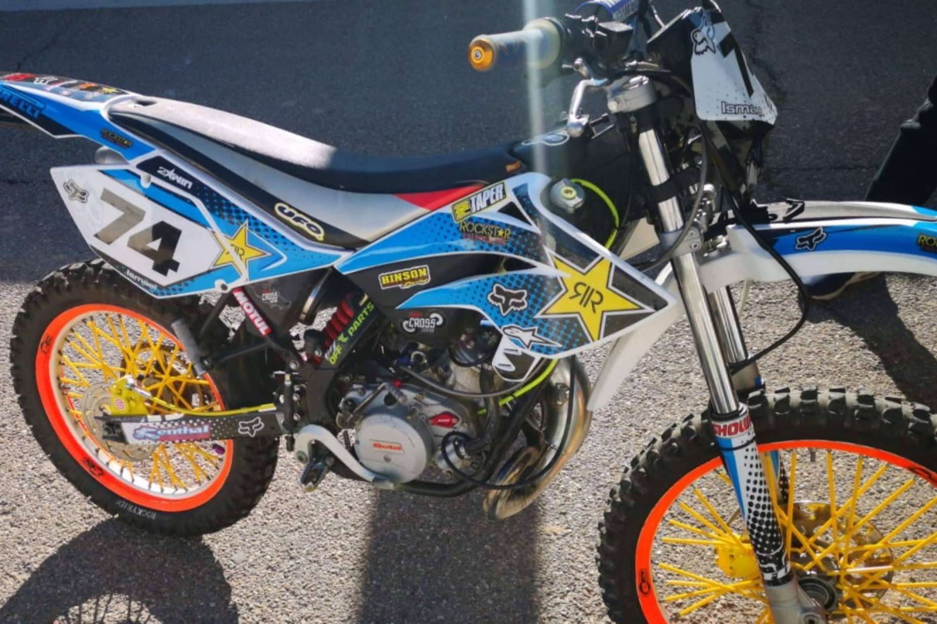 ADHESIVOSEMBARRADOS ofrece plásticos y adhesivos para motos off road