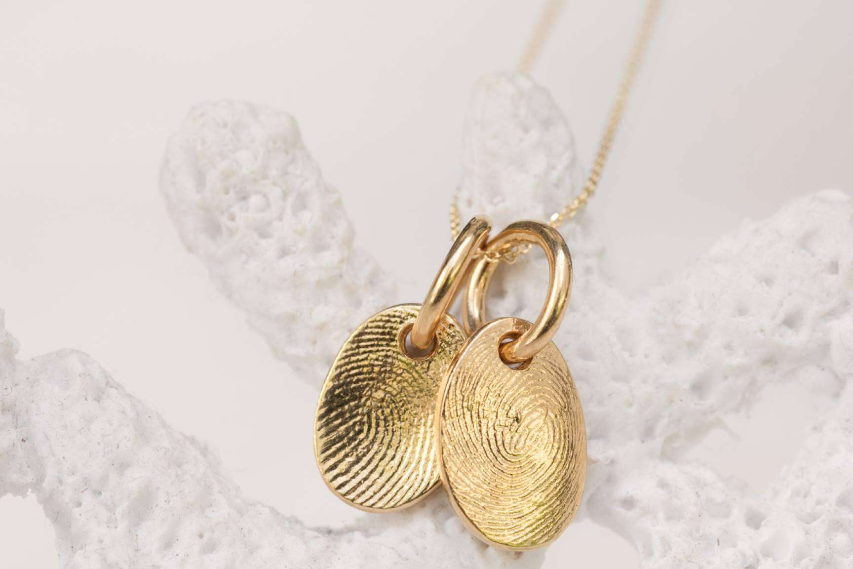 La medalla con huella de la firma Dejando Huella Joyas, el regalo ideal para el Día de la Madre