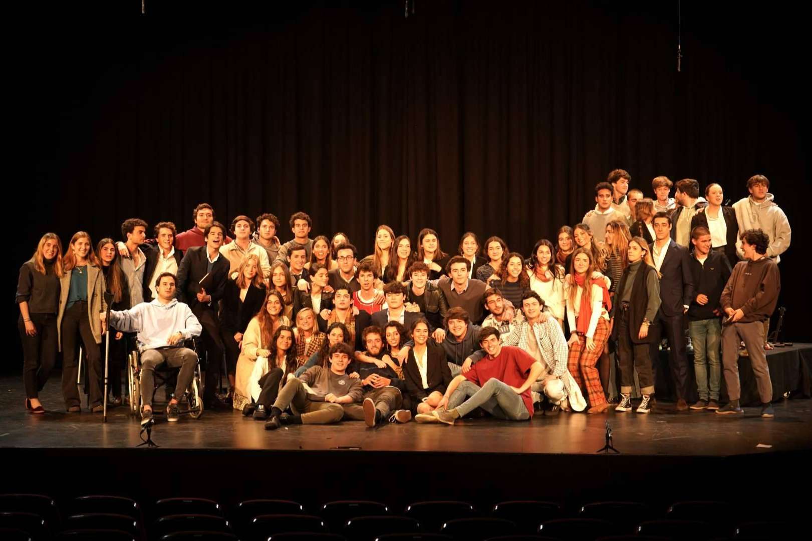 El teatro universitario permite la exploración de temas relevantes y la promoción de la reflexión crítica sobre la sociedad y la cultura