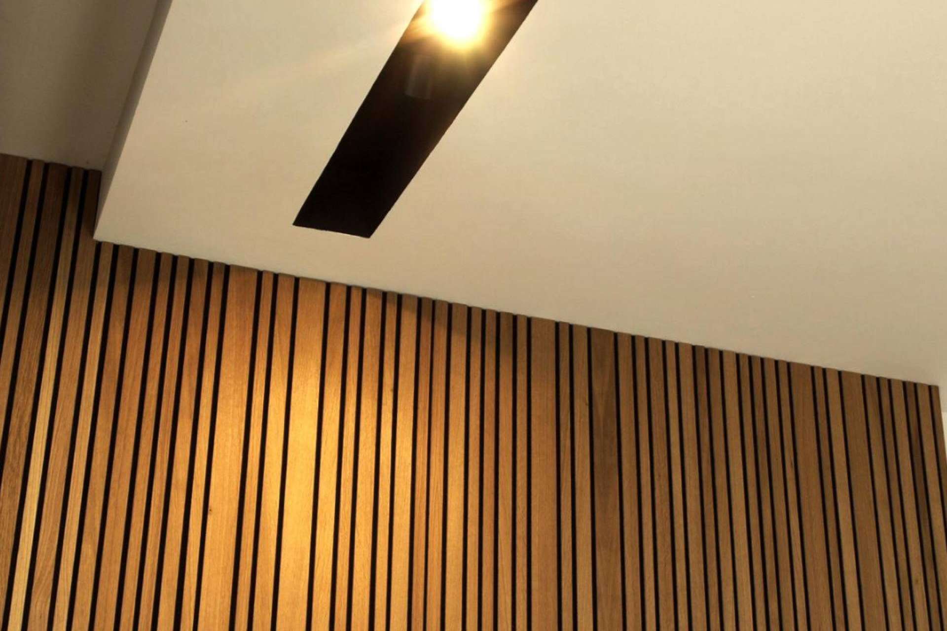 Paneles alistonados de madera y sus propiedades acústicas, con la firma Acústica Decorativa