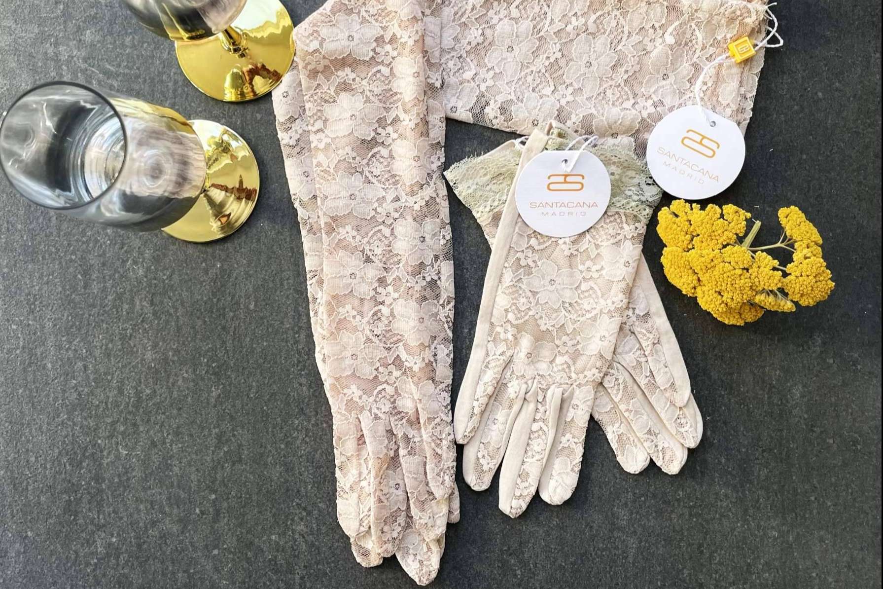Santacana, el arte de la elegancia en guantes largos para eventos especiales