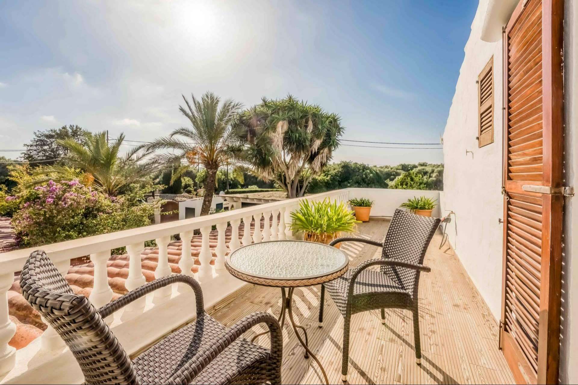 ¿Cuáles son los beneficios de adquirir una casa en Menorca?