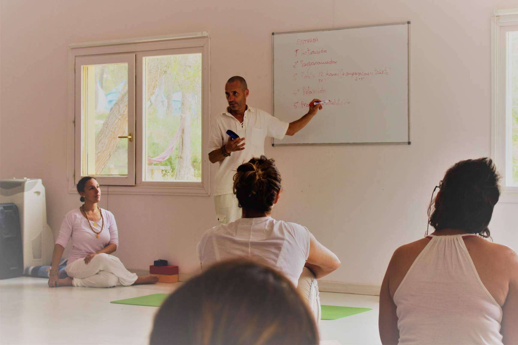Formación de profesores de yoga integral y curso de actualización de profesores de yoga en la Escuela Mahashakti