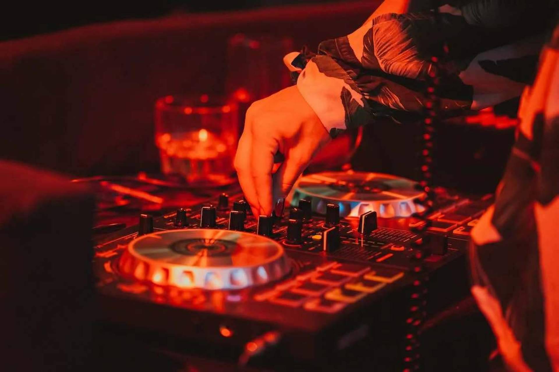 Los principales DJs de música electrónica y contemporánea están en Digital Music Life