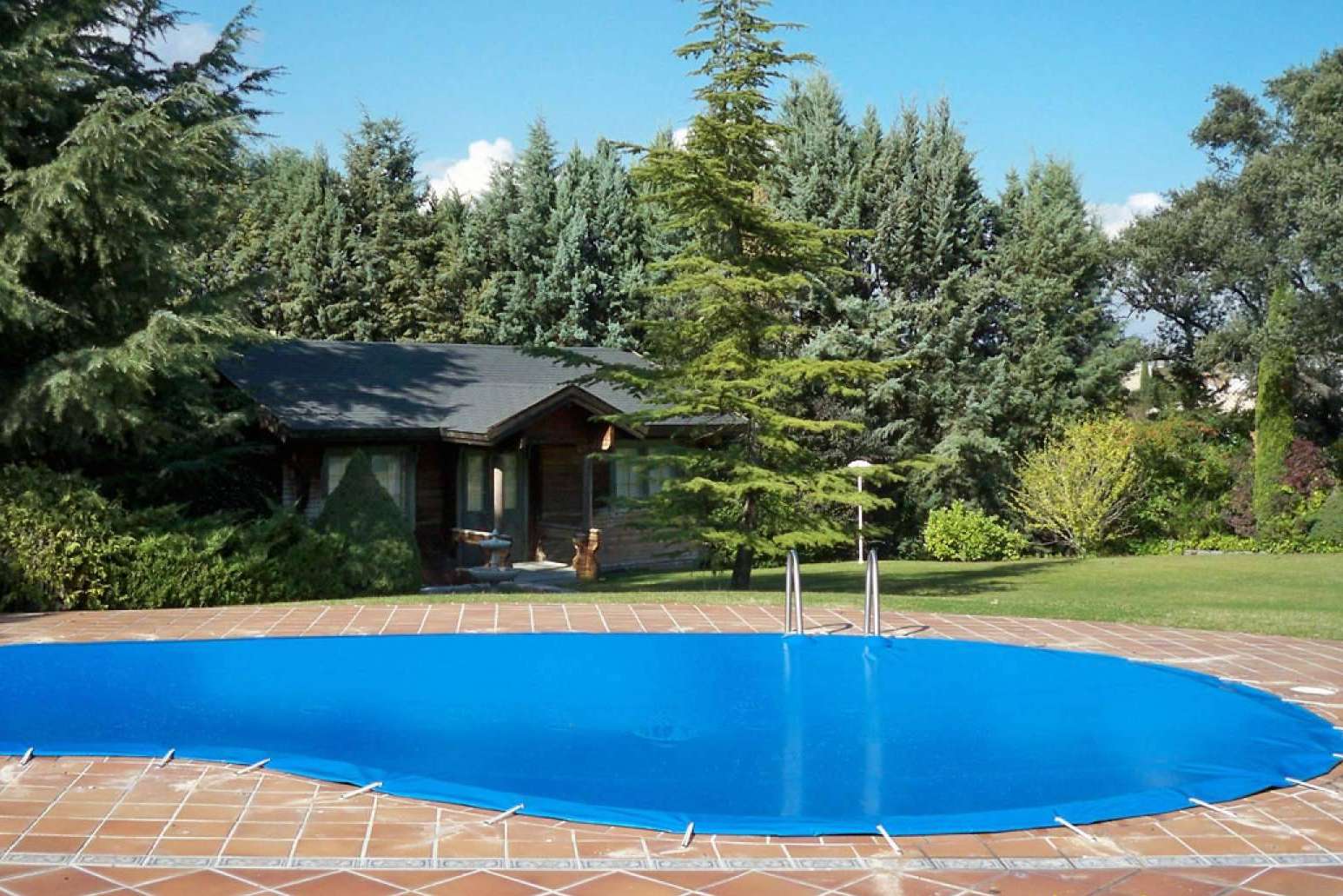 Cubiertas para piscinas, lonas y toldos de invierno comercializadas por Swimhome