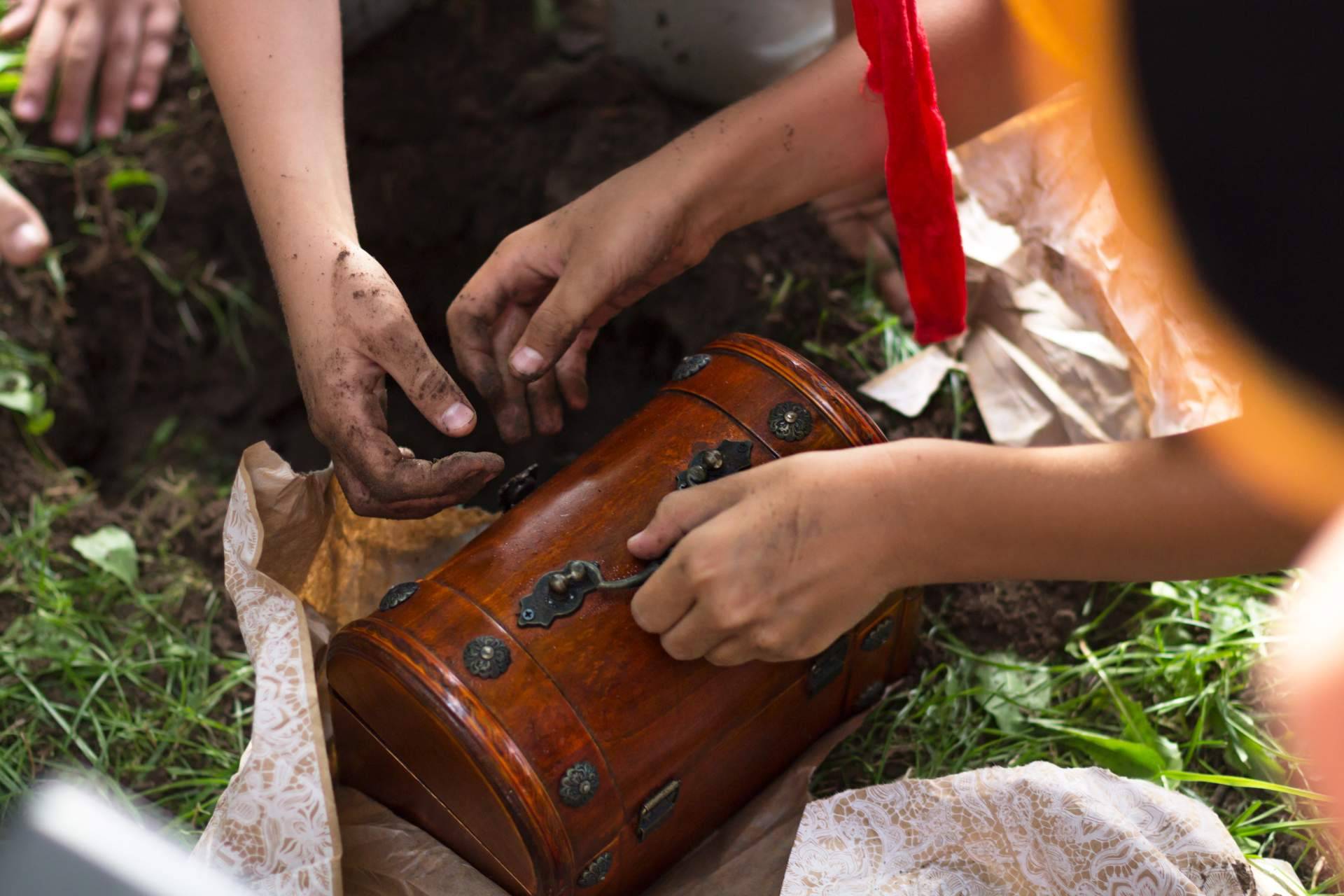 Pasar un rato divertido con la búsqueda del tesoro escondido de Diego Velázquez con un escape room exterior en Sevilla
