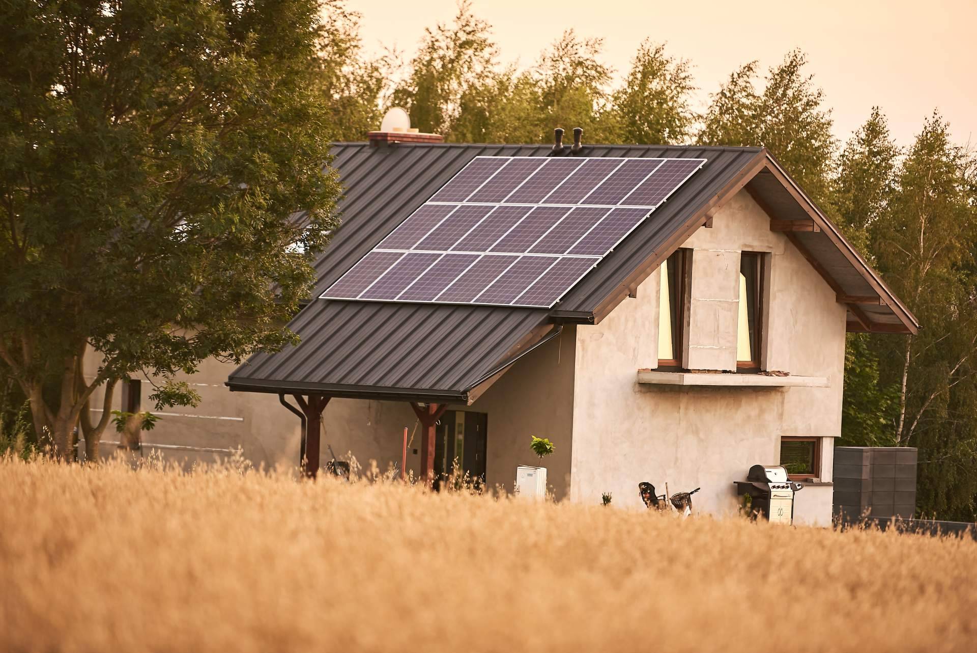 La fibra óptica plástica para una energía sostenible, la clave para optimizar las placas solares y cargadores eléctricos