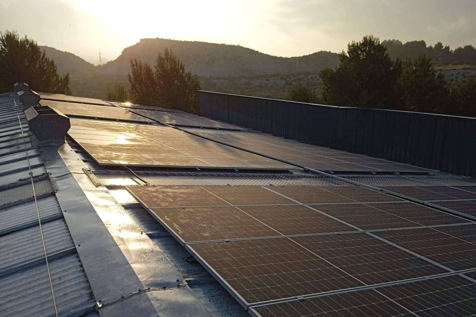 Subvenciones para placas solares, aerotermia y puntos de recarga en Murcia y Alicante, con Ingeniería Aplicada