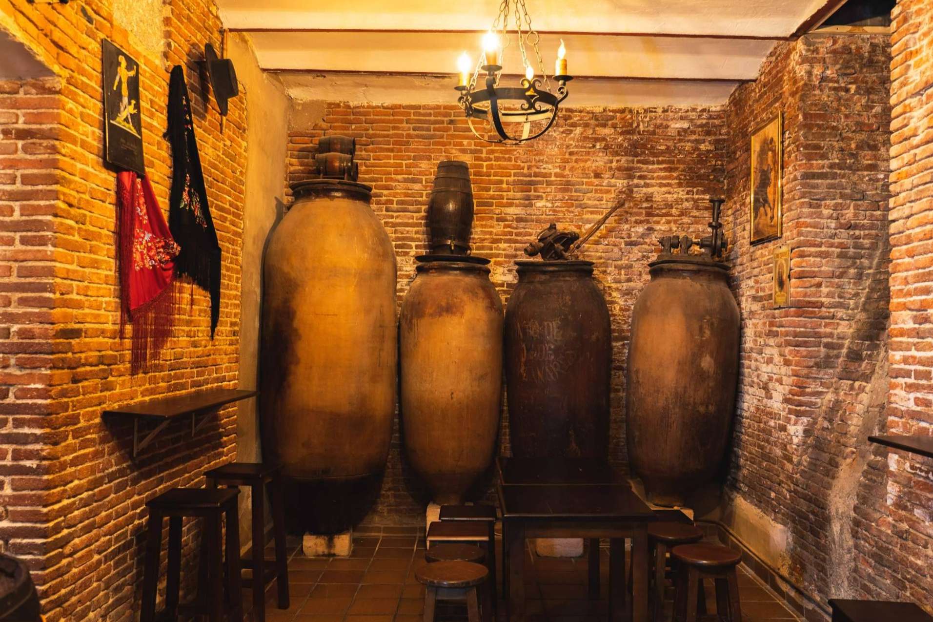 Una taberna centenaria donde disfrutar de comidas y bebidas, La Copla Madrid
