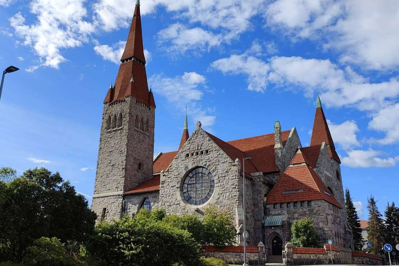 Descubrir la belleza natural y cultural de Finlandia; circuitos en español para una experiencia única