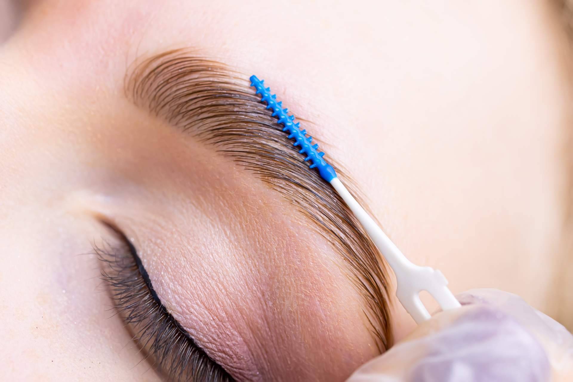 ¿Por qué se cae el pelo de las cejas? El Doctor Jesús Mora y Capilar Innovation Clinic lo explican