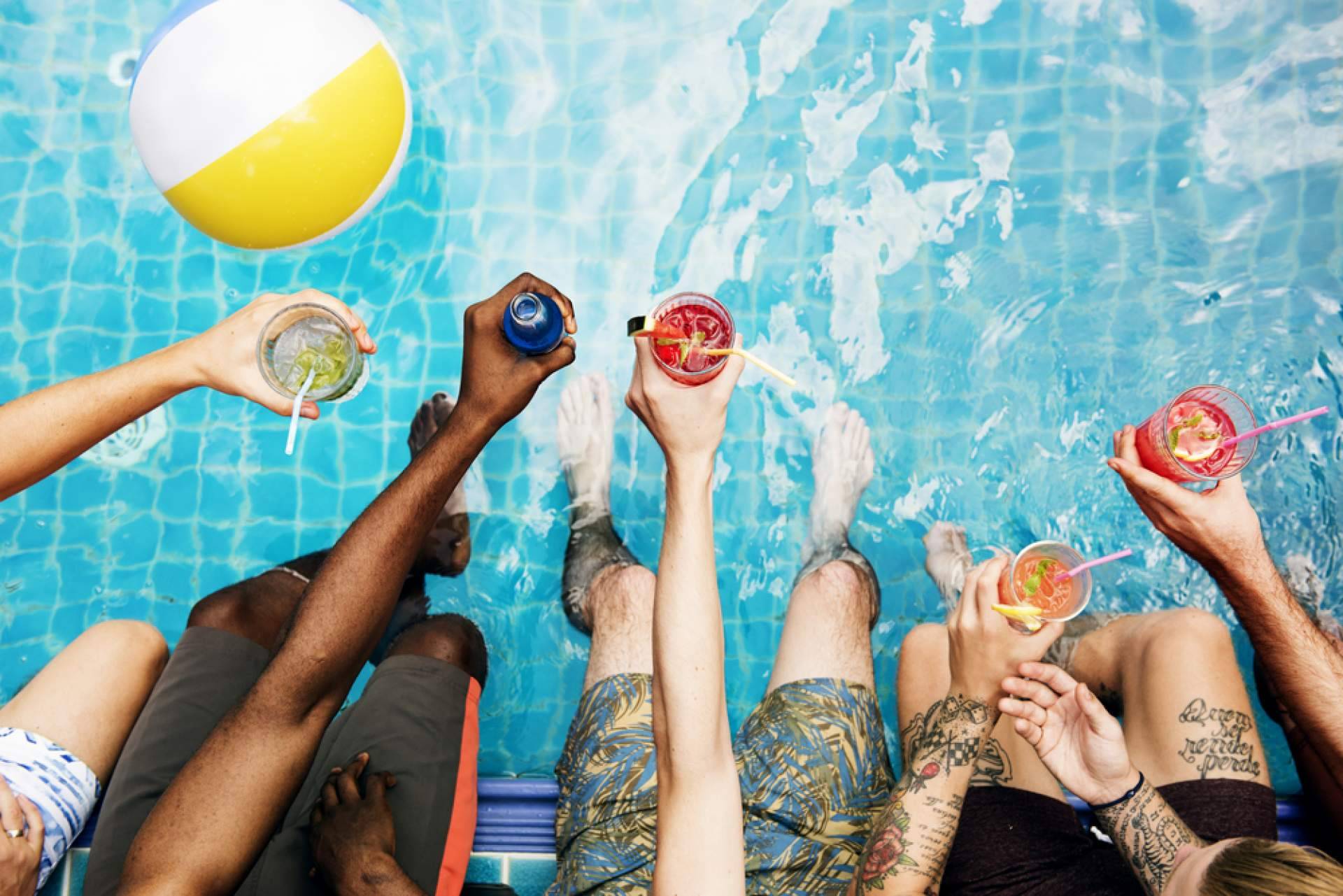 Despedidas Salou presenta su fiesta pool party en Salou
