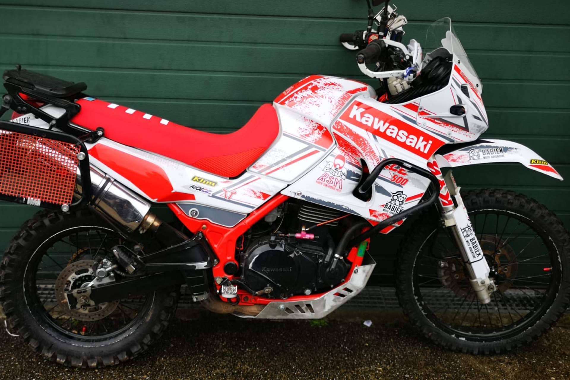 ADHESIVOSEMABRRADOS presenta las ventajas de las pegatinas para moto