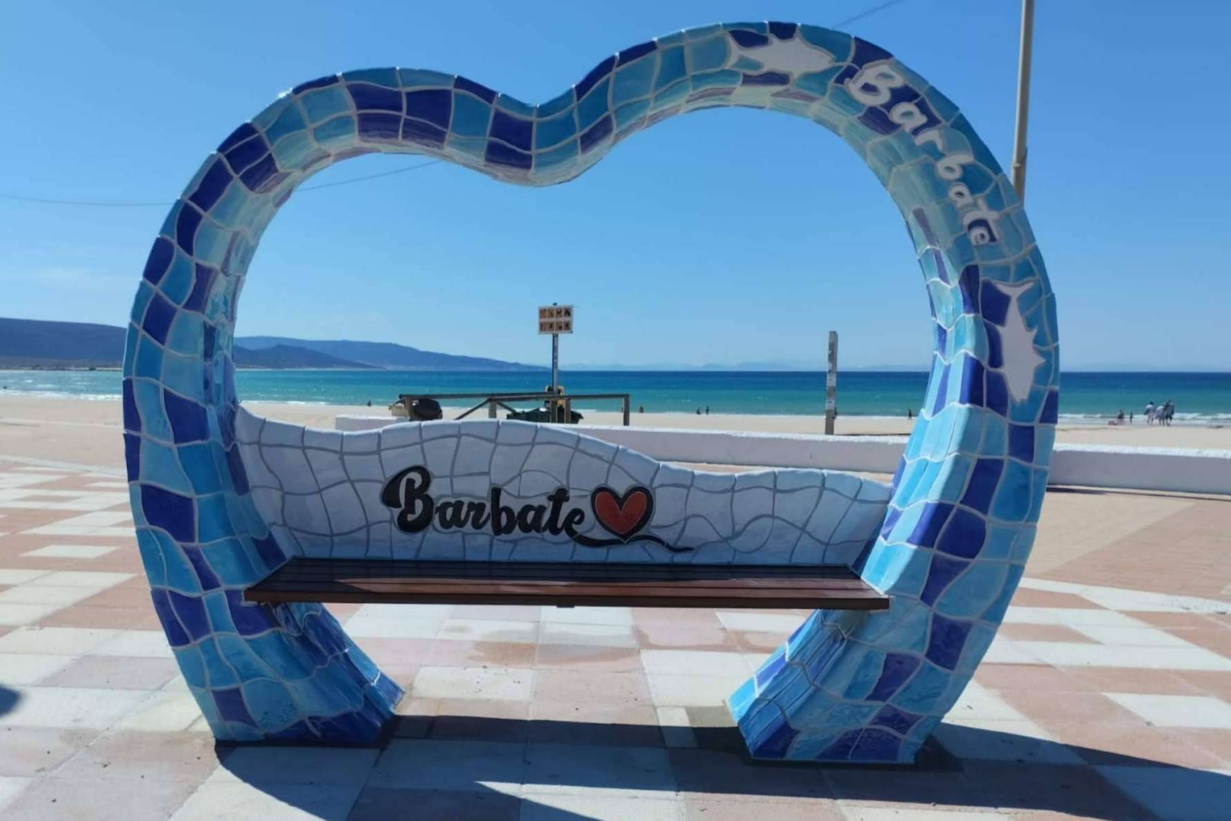 MobuArteX ha llegado a las playas de Barbate con sus bancos temáticos modelo Corazón
