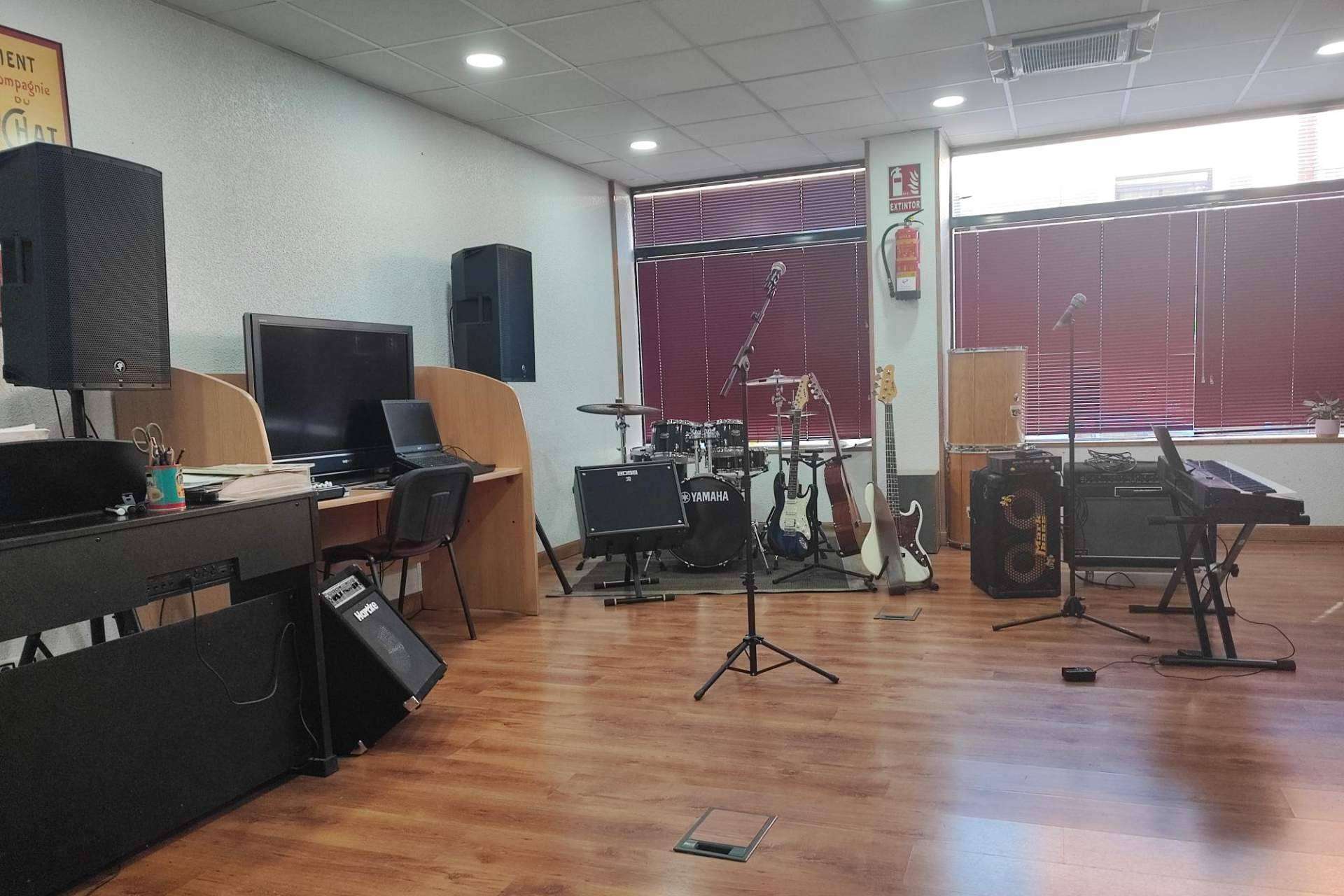 Escuela de música Blancas y Negras, una academia de referencia en Ciempozuelos, Madrid, con clases colectivas e individuales