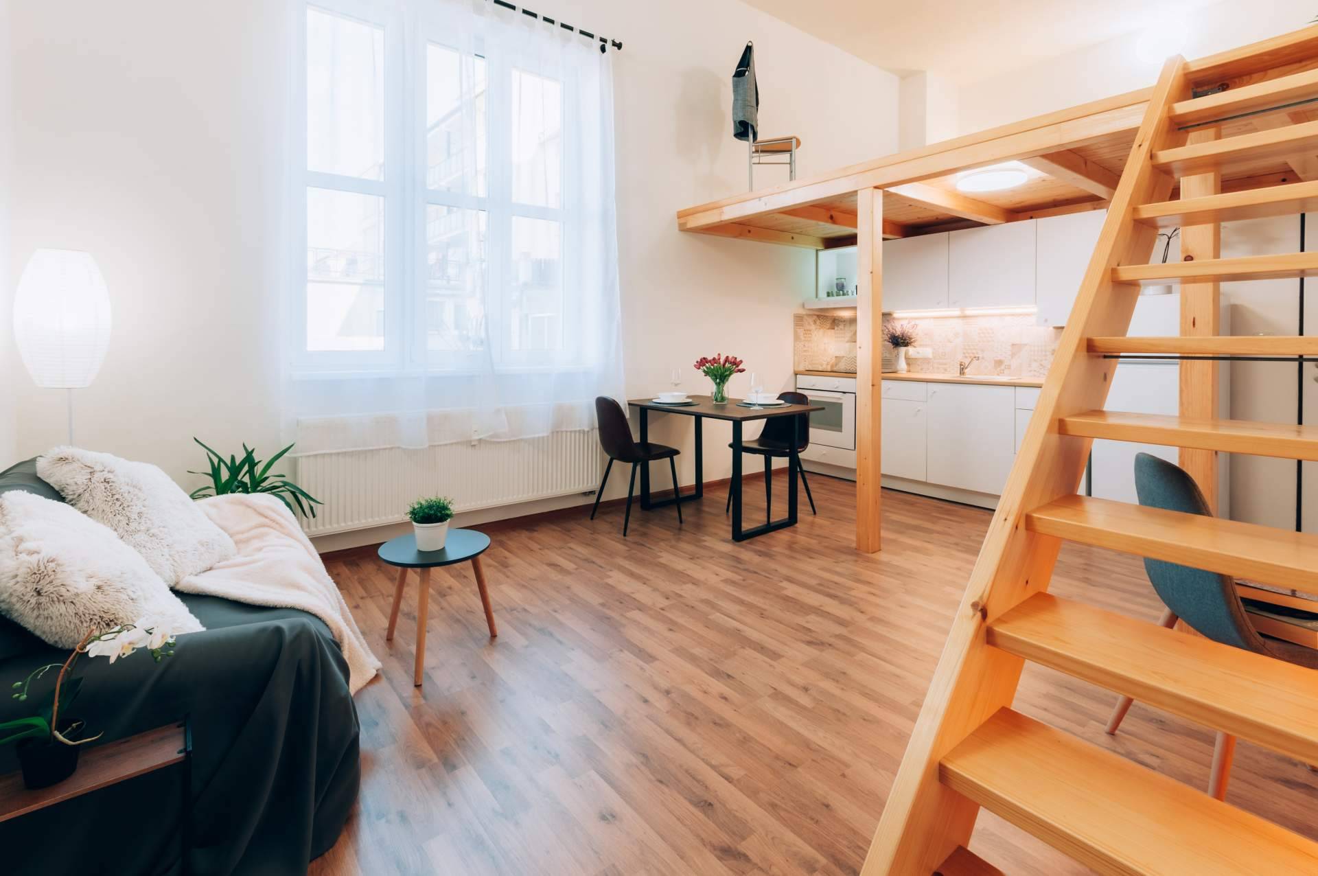 Un suelo de madera y uno laminado. ¿Cuáles son las principales diferencias a la hora de limpiarlos?