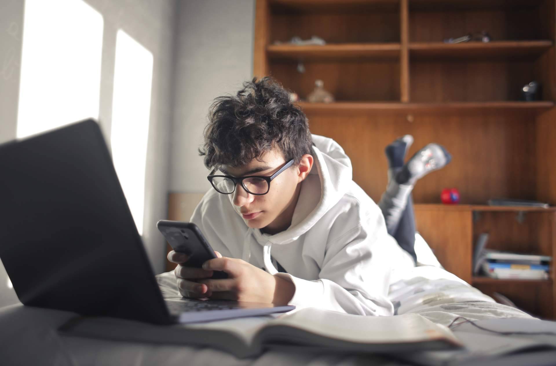 Tarifas de fibra y móvil económicas y potentes para la vuelta al cole, con OROC