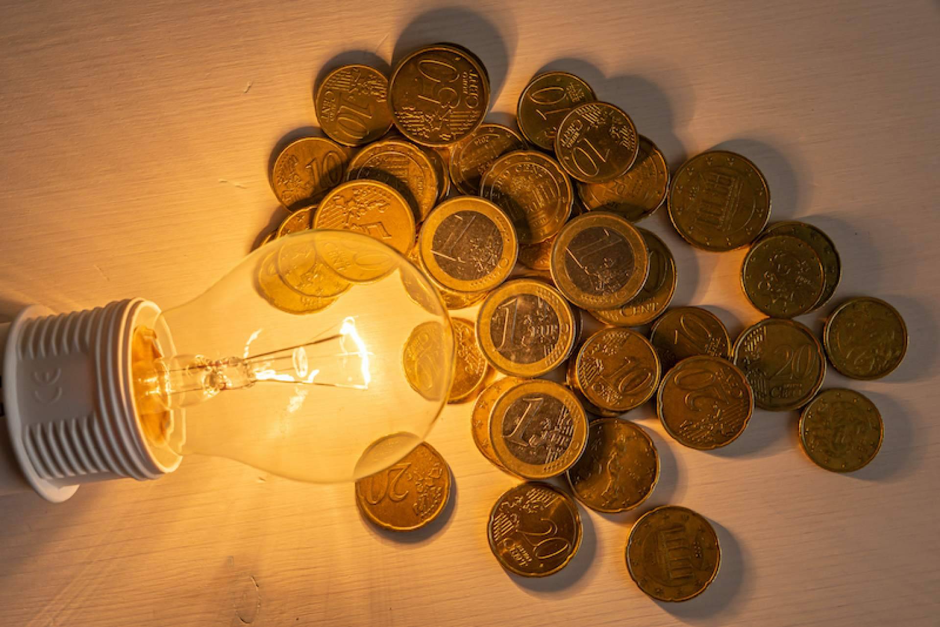 Conocer el precio luz a todas horas, gracias al sistema automatizado que informa sobre ello en Twitter