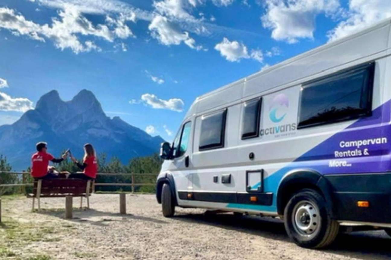 Alquiler de autocaravanas en Girona para realizar viajes con perros, de la mano de Activans